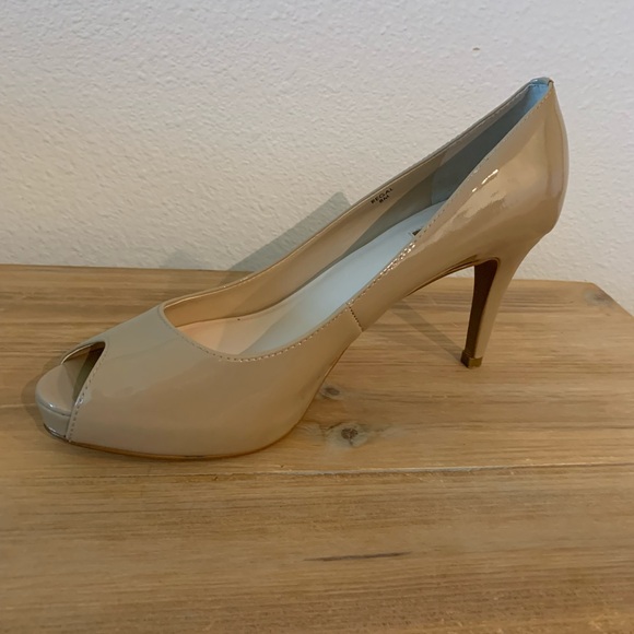Tahari Shoes - Tahari tan heels